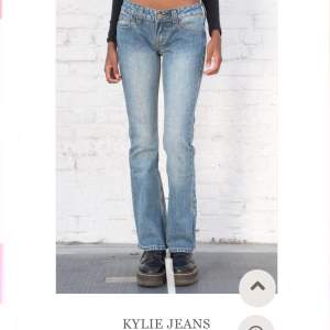 Säljer mina Kylie jeans från brandy Melville , endast annvända 2-3ggr så nästintill oanvända!🩷  Pris kan diskuteras vid snabb affär☺️