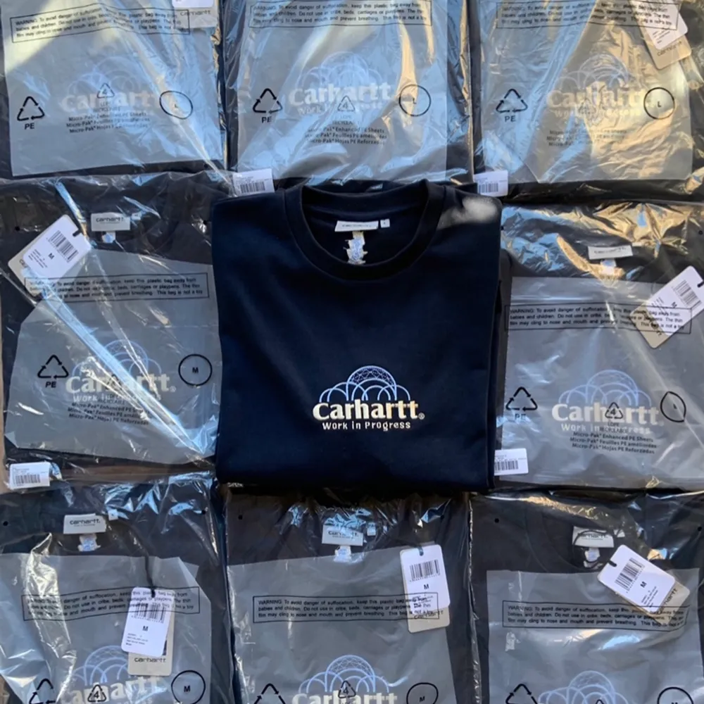 Helt ny Carhartt WIP Sweatshirt som säljes fortfarande inplastad! (Butikspris 1079kr). Hoodies.