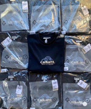 Carhartt WIP Sweatshirt - Helt ny Carhartt WIP Sweatshirt som säljes fortfarande inplastad! (Butikspris 1079kr)