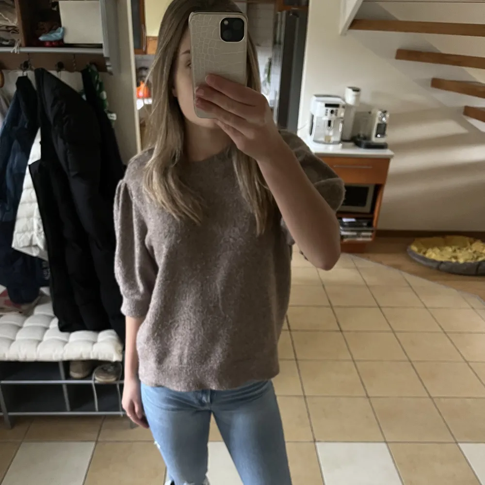Jag köpte denna tröja i somras och den har knappt kommit till användning. Den är i strl xl, men passar mig som vanligtvis har strl s i kläder.💞. T-paidat.
