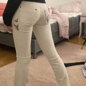 Jätte snygga vita jeans, använt 1 gång. Säljer för att dom e på gränsen för försmå🥲