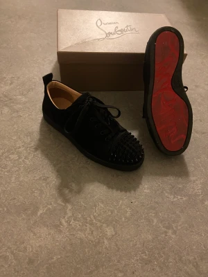 Loubs - Köpte för lite mer än ett år sen men använda bra - Loubs i storlek 41 passar 42 - Säljer pga för små och är i behov av pengar just nu