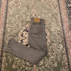 Jack&Jones Jeans - Tja säljer nu ett par näst intill nya jack&Jones jeans. Köpta för 699, köp av mig för 269kr. Modell Loose/Chris och storlek 29/32. Ett par klassiska jeans som passar till alla möjliga outfits. Hör gärna av dig vid frågor eller funderingar!💙