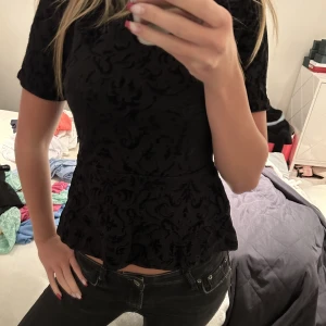 Topp - Super cool topp med mönster, använd 1 gång. Kolla in min profil, säljer massa billigt!!🥰🥰