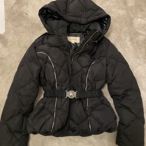 Burberry vinterjacka  - Tjena, säljer en Burberry vinter jacka. Braskick. Fråga gärna frågor om jackan. 