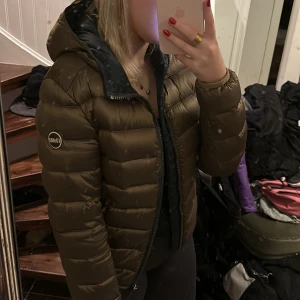 Colmar jacka  - Så snygg grön colmar jacka, väldigt populär och köptes på plick, inga defekter🥰 strl 42 (italiensk strl) högstbjudande får den!!har ett liten sträck dom inte syns över huvudtaget när man har på sig den, men kan säkert gå bort i tvätt, har ej testat❤️‍🔥