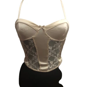 Vitt linne - Jätte fint vitt linne, lite upprivet där fram ock även på sidan, vet ej om det går att fixa.Om intresserad fråga gärna om fler bilder. Storlek xxs men passar även större och mindre