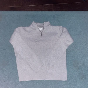 Half zip - En these glory days half zip som är 10/10 skick, den är liten i storleken så den passar mer som m/s skriv priv för mer info och vid snabb affär sänkt pris!