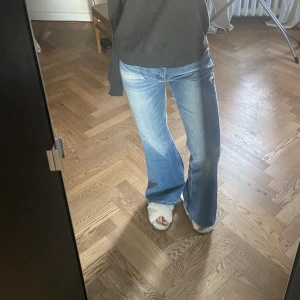 Zara jeans🥰🤩 - Säljer dessa sjukt snygga jeans från Zara, sååå coola och en sjukt najs modell som är så bekväm!! Den perfekta blåa färgen också som passar till aaallt💖🤩 helt nya, lappen är kvar!! Nypris är 400kr🌟