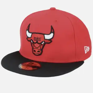 1 för 200. 2 för 300 Mycket snygga kepsar i färger röd och grön.  Storlek 7 3/8 (58,7cm) CHICAGO BULLS OCH BOSTON CELTICS 