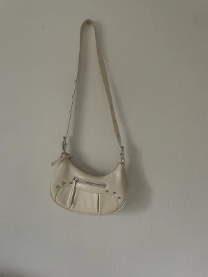 Väsk  - Super fin väska från monki❤️den har en liten missfärgning på baksidan men inget som man ser tydligt❤️60kr+frakt 