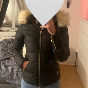 Rock and Blue jacka  - Rock and Blue jacka. Den är använd en vinter men har ej kommit till användning mer efter de. Den är vattenavvisande och har en äkta pälsluva men den är avtagbar. + stor innerficka. Storlek 32. Nypris 4.195 men säljer för 1000kr  frakt ingår inte. 