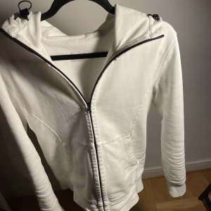 Cp company hoodie - Säljer nu denna riktigt snygga ziphoodien från märket cp company. Hoodien är i mycket bra skick och är endast använd några få gånger. Bara att skriva vid frågor eller funderingar. 