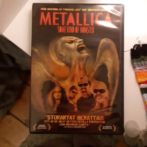 Metallica 2 dvd - 2 skivor dvd. Film om metallica, går att läsa online om lite mer vad den handlar om! Skivorna har inga repor endast fodralet har små defekter men inget som märks! Inspelad: 2004. Textad på engelska, hörselskadade, svenska, norska mm. Kontakta vid frågor❤