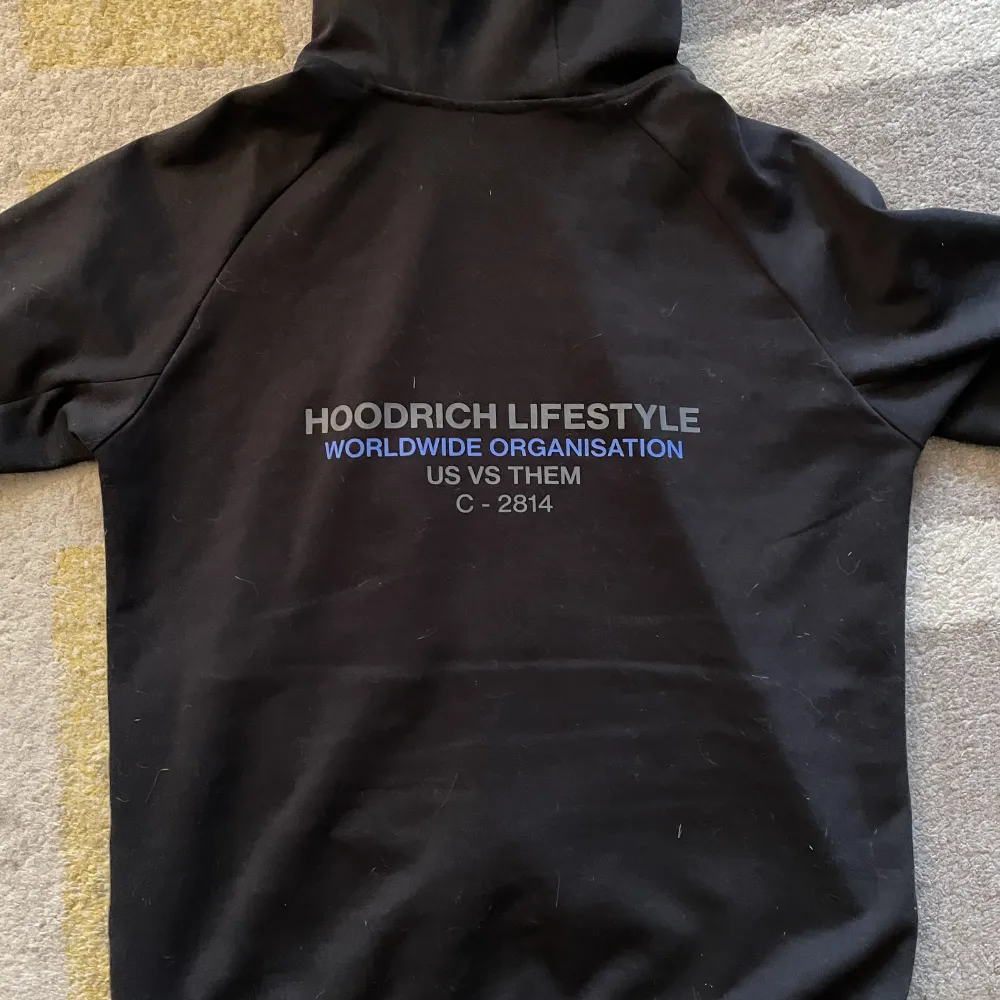  9/10 skick har kvitto och allt till den . Hoodies.