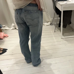 Levis jeans - Så snygga lågmidjade straight jeans från Levis ❤️innerbensmått: 74 cm, total längd: 104 cm, midjemått: 40 cm  