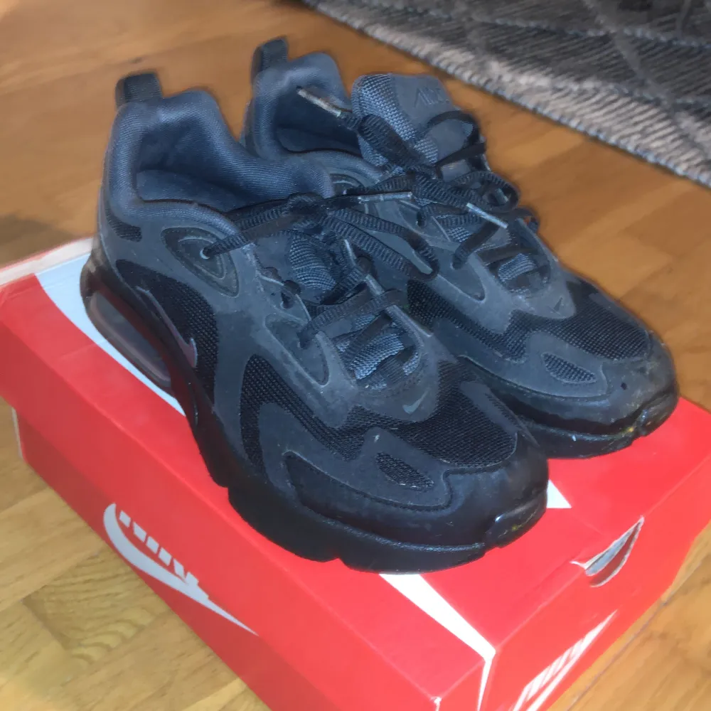 Nike air Max 200, skorna är knappt använda, bra matrieal, skorna är köpta från stadium. Skorna är nu för små för mig därför säljer jag dem, nya sånna skor kostar 1154 kr . Skor.