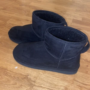 Vinterskor  - Fake uggs från H&M i storlek 40. Använda några gånger. Nypris 250kr