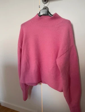 & other stories stickad tröja stl 36 - - & other stories  - nypris: 480 kr - slutsåld - stl 36 - endast använd någon enstaka gång  Fraktas eller hämtas i centrala Östersund! 