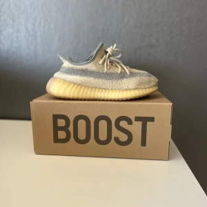 Yeezys boost 350 V2 Linen - Väldigt oanvända skor skick 8/10 och såklart äkta ✊🏻😊
