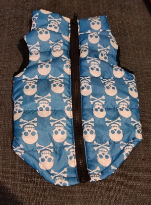 Ljusblå fodrad hundjacka  - Ryggmått ca 30cm. Oanvänd. Inte så tjockt fodrad, bara ett tunt lager.