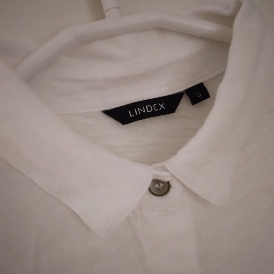 Vit jersey blus / skjorta. Mjuk bomull. Strlk: XS-SMALL. Lindex  - 2