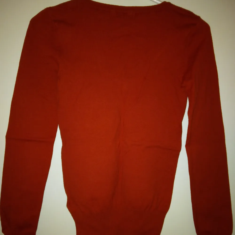 Röd v-ringad tunnare stickad tröja. Strlk: XS. Bomull. Gott skick.. Tröjor & Koftor.