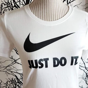 Nike t-shirts i superfint skick Stl S  - Använd 1-2 gånger ! Jättefint skick!  Finns likadant fast i svart ( toppskick)  Nike Stl S vit, inköpt på Intersport  Bomull 