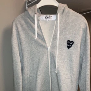 Cdg Zip Hoodie - Cdg hoodie i bra skick. Inga tecken på användning. Pris kan diskuteras