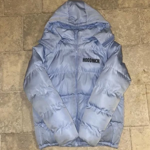 Hoodrich jacka - Hej. Säljer denna snygga hoodrich jacka som är använd under en kort period. Skicket är 10/10 och är såklart en äkta vara. Original priset ligger på 1500kr men släpper den för 900kr. Hör av dig för fler frågor.