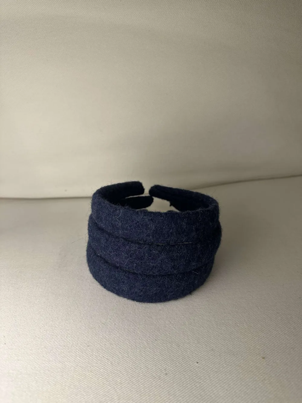 Detta är ett UF företag som säljer handsydda diadem producerade i Stockholm Sverige, finns i fyra olika färger och består av 100% ull tyger ifrån Italien. Betalning sker via Swish! Priset går ej att diskutera! 💞. Asusteet.