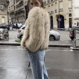 Pälsjacka - Pälsjacka från Bershka. Använt skick❤️