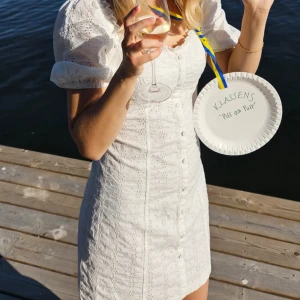 Studentklänning - Funderar på att sälja vidare min fina & unika studentklänning ❤️ använd vid ett tillfälle, är i mycket bra skick. Köpt på GAP i New York för ca 1000 kr, såldes endast i butik i USA och fanns ej att köpa på hemsidan❤️ Säljs inte där heller längre