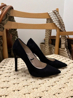 Svarta pumps - Svarta klackskor från H&M. Sparsamt använda.