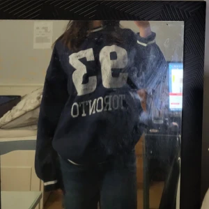 Tjocktröja - Snygg tjocktröja som använts några gånger men i bra skick! Skriv för mera bilder/info🥰❤️