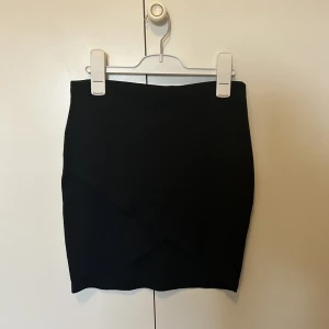 Omlott kjol - Svart omlottkjol! I storlek S. Skriv om frågor🩷🩷