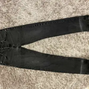Svarta straight midwasted jeans från lee med fina detaljer på fickorna där bak