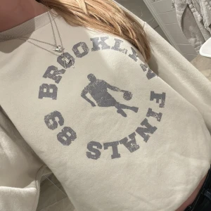 Mysig tröja - Säljer denna coola sweatshirt från Gina tricot i storlek xxs!💓 Super snygg och är i nyskick⭐️⭐️ Fluffig insida vilket är såå skönt till vintern!!🤩🤩Köpt för 280kr🥰 
