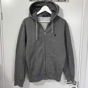 Ralph Lauren Grey Hoodie. Size M. In a new condition no defects. Retail price is around 2100 kr. Selling only from Plick 