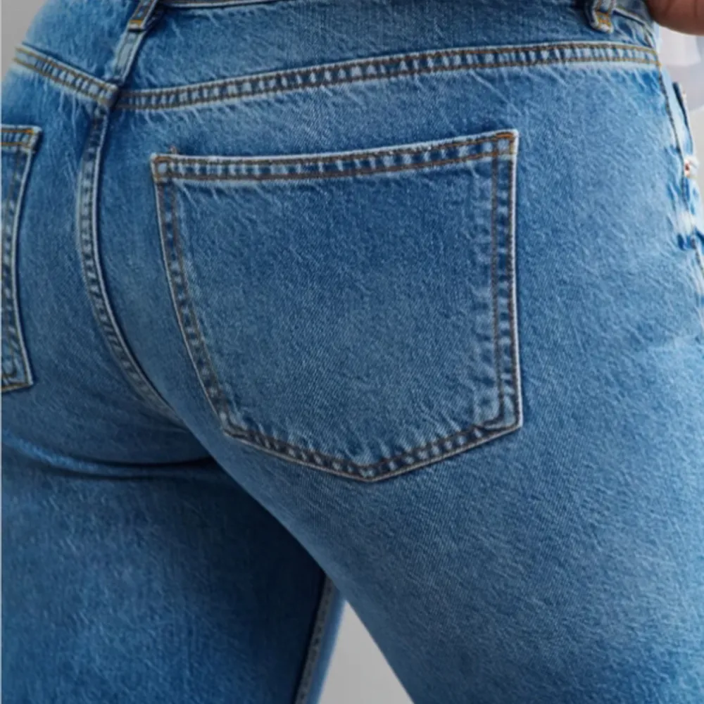 De här är ett år Low straight jeans från Gina och de är i bra skick och har fof kvar sin färg.. Jeans & Byxor.