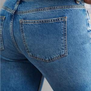 De här är ett år Low straight jeans från Gina och de är i bra skick och har fof kvar sin färg.