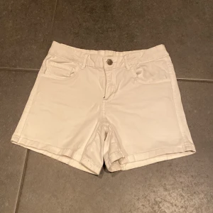 Shorts - Ett par jätte fina vita shorts som inte kommer till användning längre. 