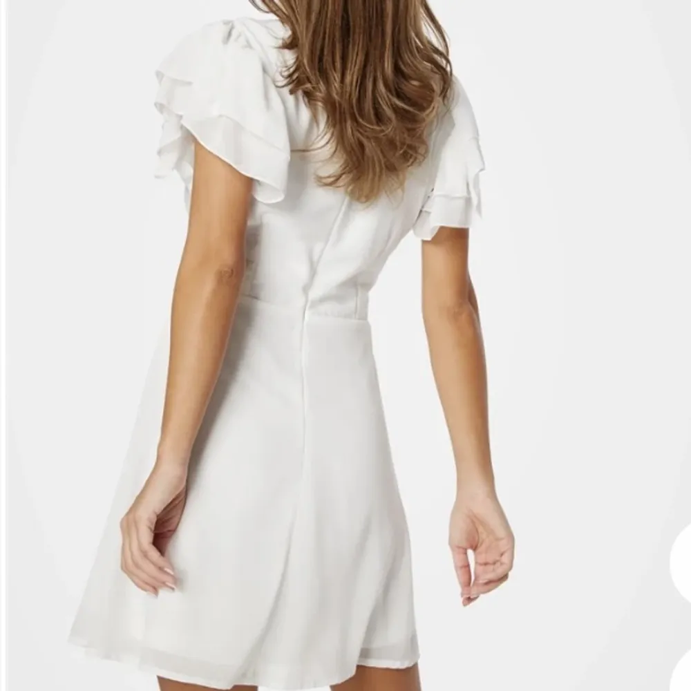 Säljer denna jättefina klänningen från bubbelroom.  Nypris: 699kr   Skriv om ni har några frågor💞. Klänningar.