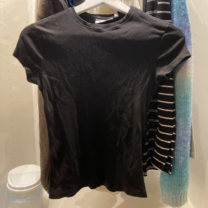 Topp från weekday - Säljer tillsammans. Kontakta vid frågor 🌸