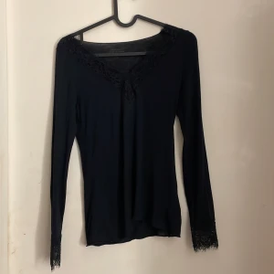 Splitterny intimissimi - En ny intimissimi tröja med spets, storlek S. Aldrig använd, endast testad, nypris 449kr. Mitt pris 350kr. Finns kvitto om så önskas, köpare står för frakten