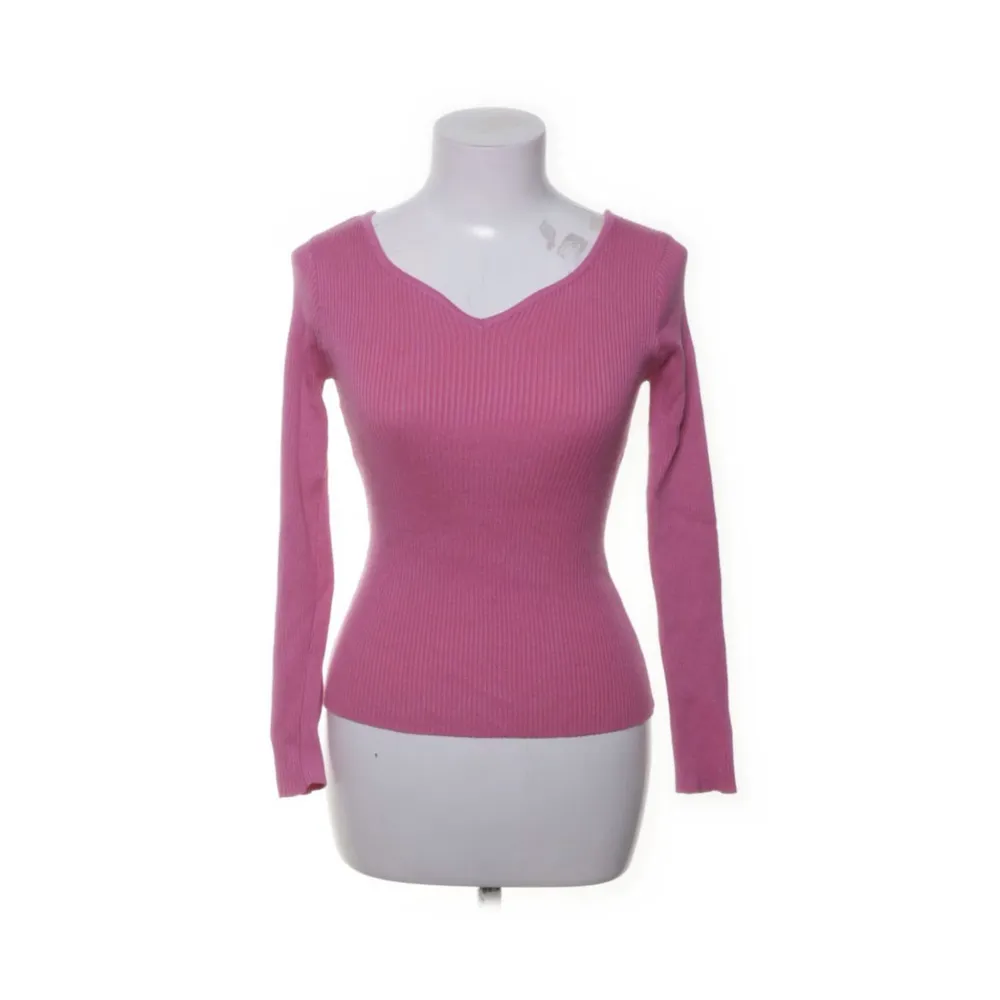 Fin rosa tröja köpt på sellpy för något år sedan. Använd få gånger och säljer för att det inte är min stil längre☺️. Tröjor & Koftor.