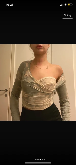 Wet look top - Topp som jag har gjort om, gav den en liten ”wet look”.har en söm på ryggen Kan användas på olika sätt! Den är beige/vit och grön 