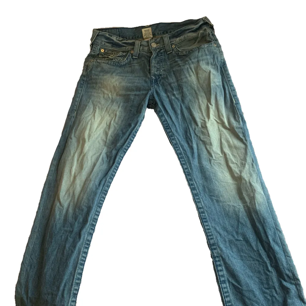 Feta True Religion Jeans i storlek 34. Inga defekter knappt använda! Bara att skriva om du har några frågor :). Jeans & Byxor.
