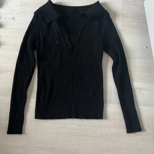 Svart Top - Köpte den här nyligen men den passade inte så bra på mig. Storlek S och i nyskick.