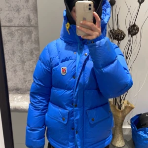 Blå fjällräven  - Säljer min älskade fjällräven expedition down lite jacka.💙 Storlek women xs, superfint skick!💙Orginalpåse följer med.💙 Billigare vid snabb affär!